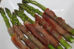 Prosciutto wrapped asparagus