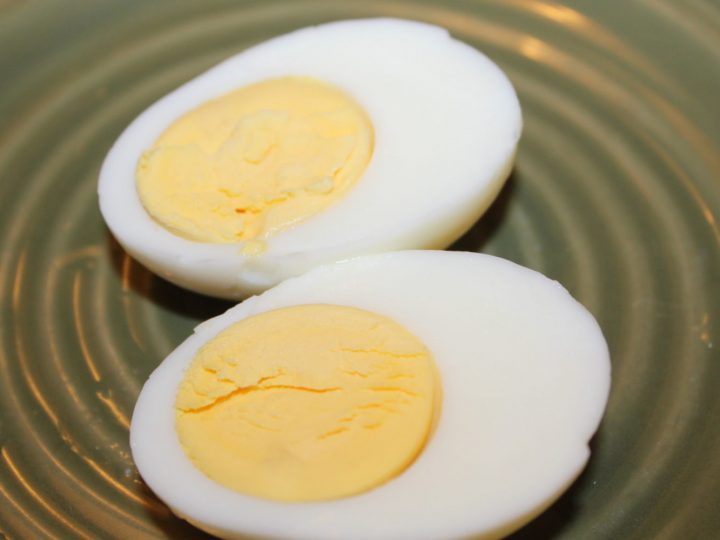 https://oldworldgardenfarms.com/wp-content/uploads/2015/04/hard-boiled-eggs-cut-720x540.jpg