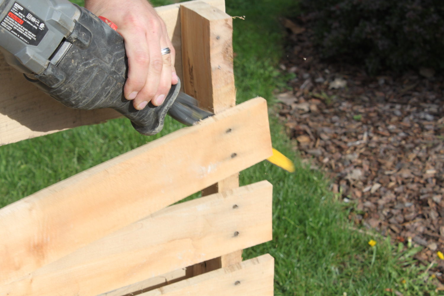 6 Simple Tips To Find Free Pallets and Reclaimed Materials 