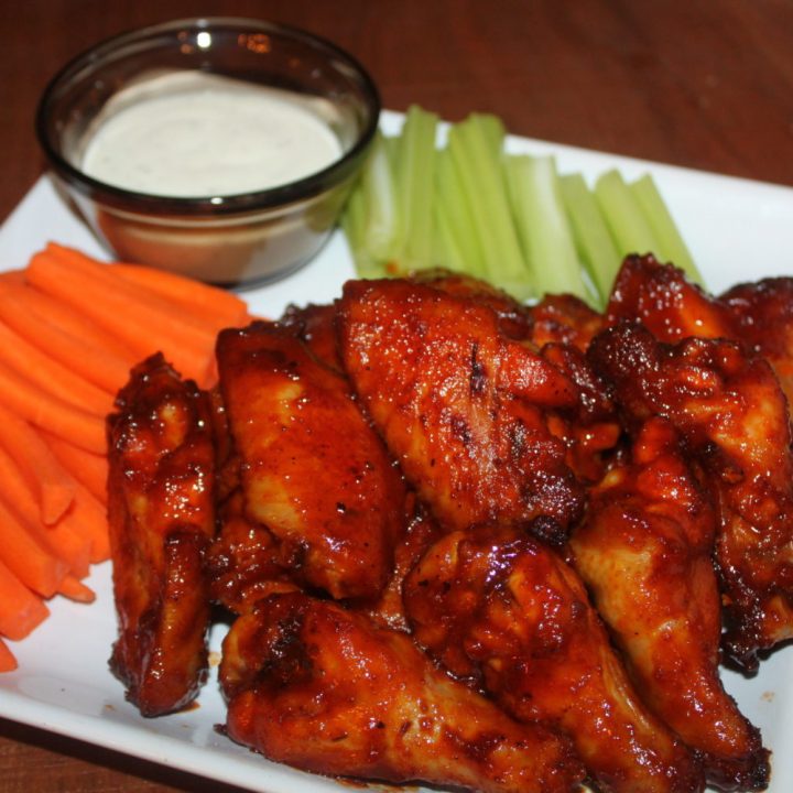 https://oldworldgardenfarms.com/wp-content/uploads/2017/01/honey-barbecue-wings-with-celery-720x720.jpg