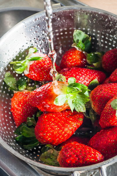 washing strawberries 