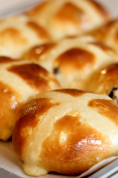 baked hot cross buns