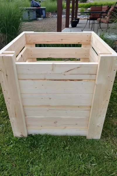 DIY Outdoor Compost Bin - How to Build a Compost Bin for Your Home