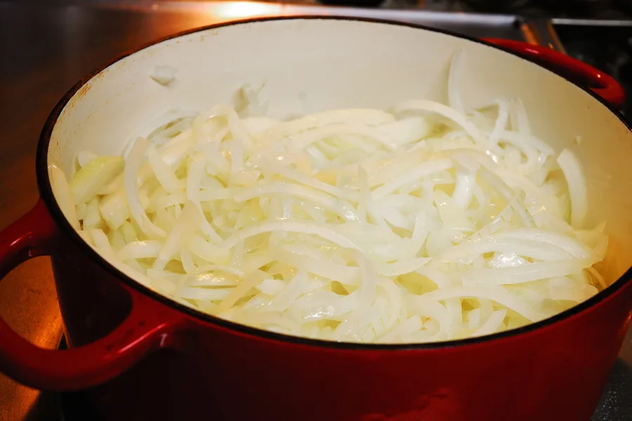 sliced onions 