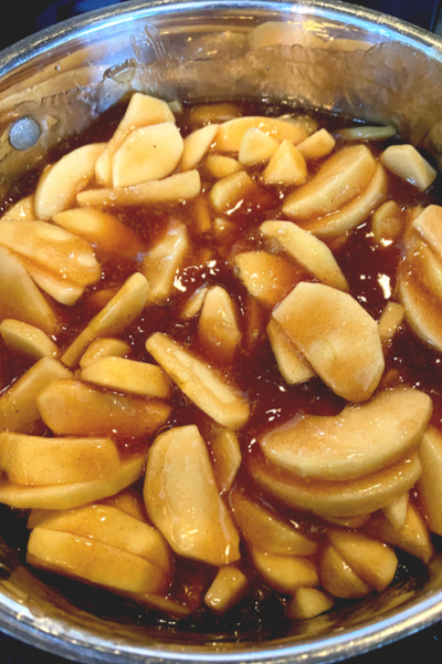 apple pie filling in pot 