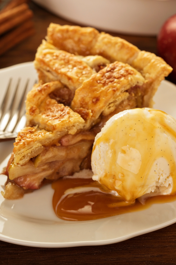 apple pie with ice cream and caramel sauce 
