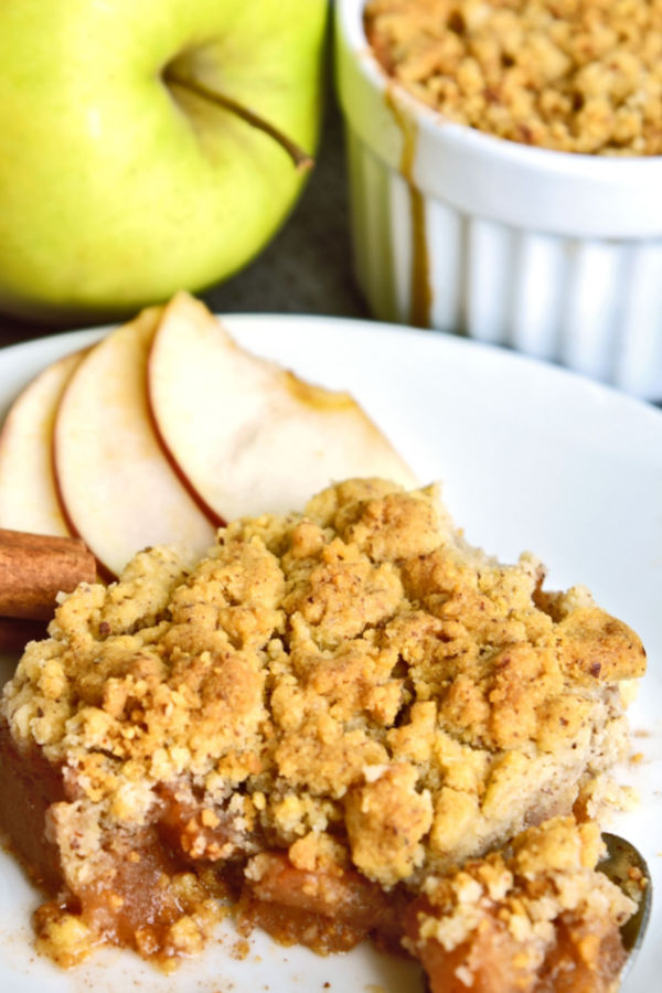 easy apple crisp recipe served on a white plate with apple slices 