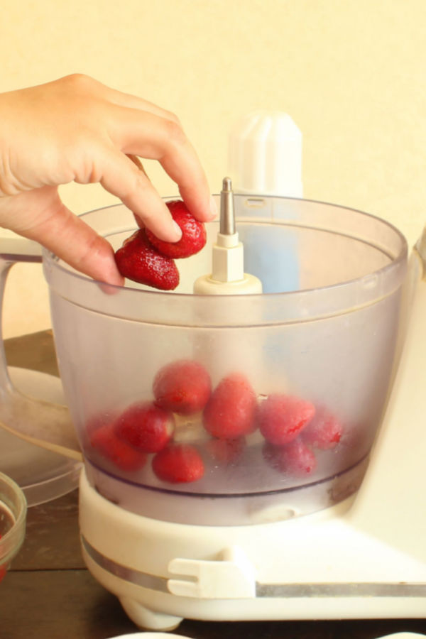 food processor with strawberries 