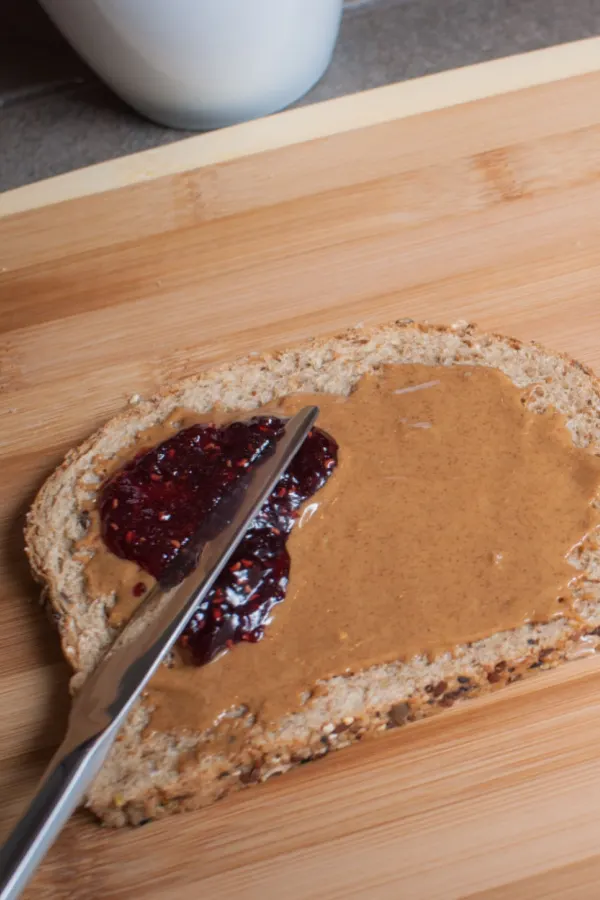 the best way to make a peanut butter and jelly sandwich